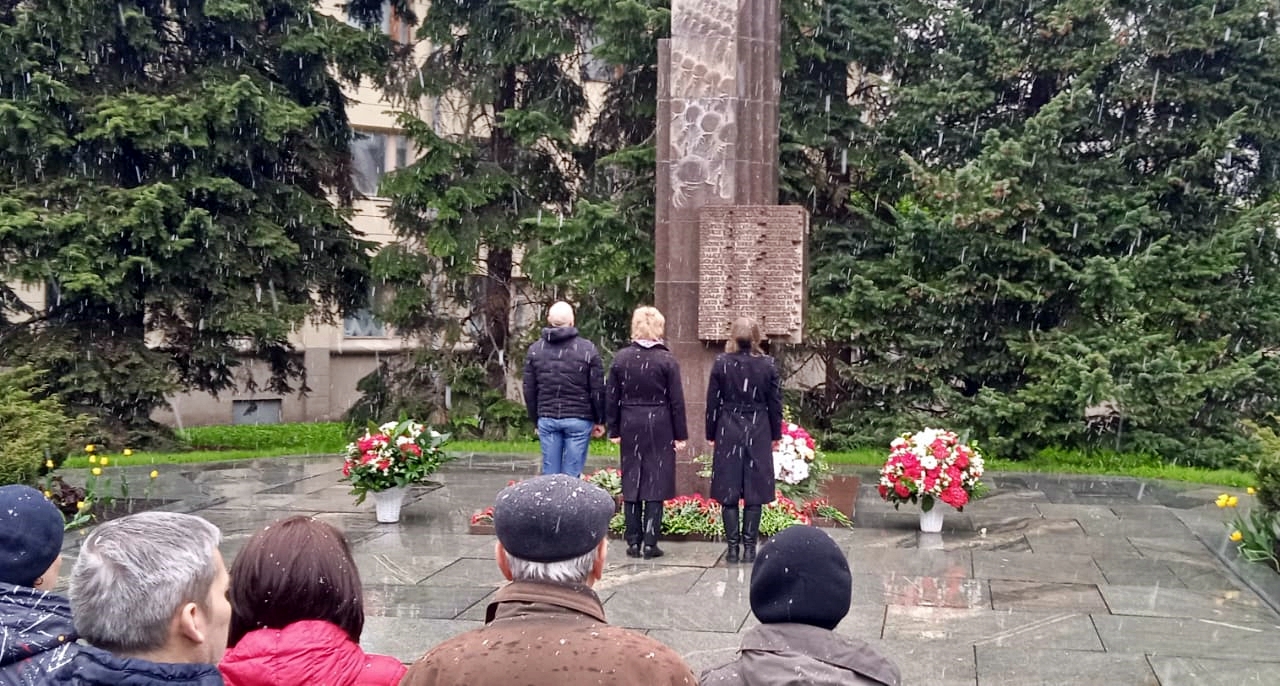 Вечная память героям: торжественное возложение цветов к обелиску профсоюзных работников