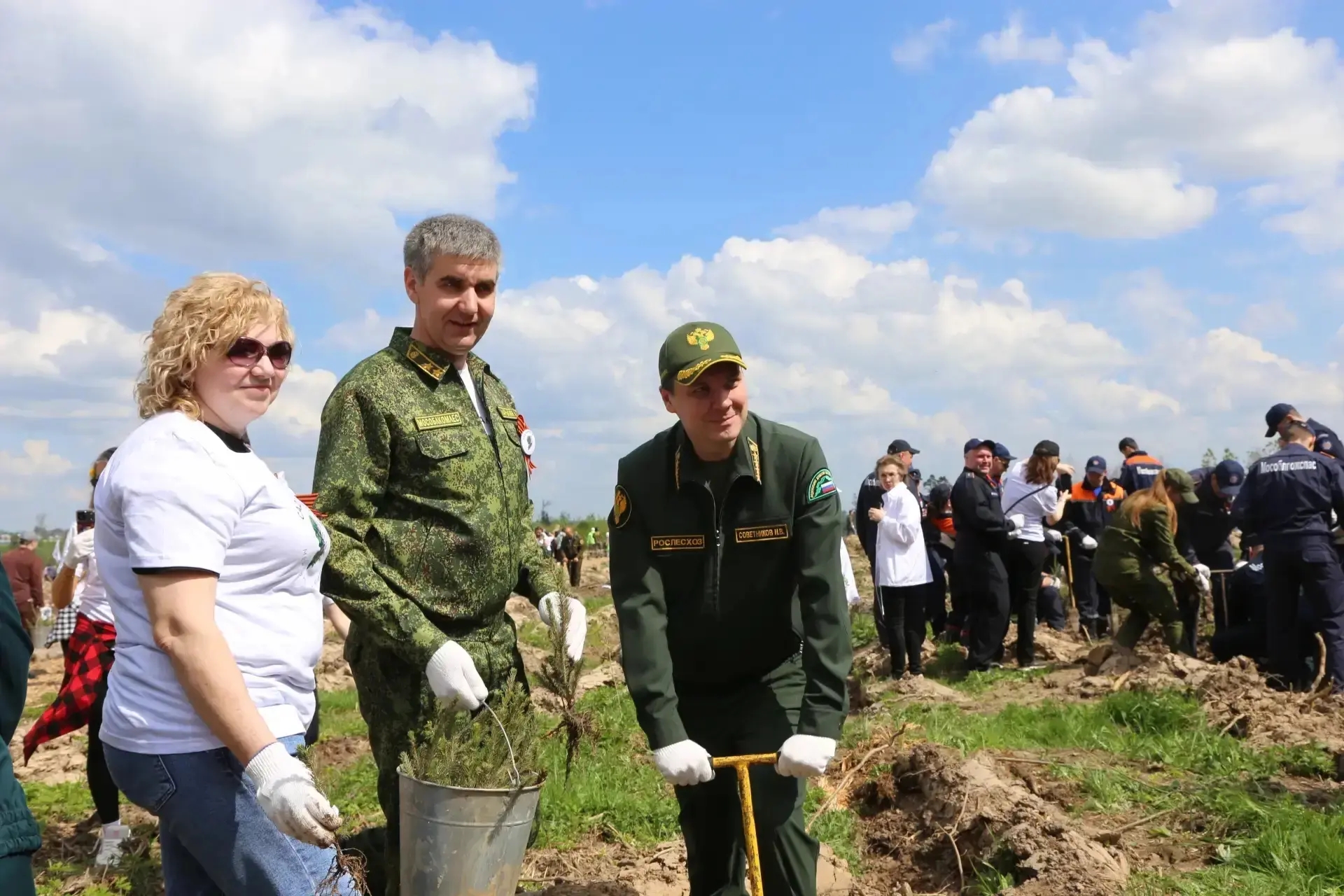 Ирина Герман и члены профсоюза высадили более 20 тысяч сеянцев в рамках акции «Сад памяти» Ирина Герман и члены профсоюза высадили более 20 тысяч сеянцев в рамках акции «Сад памяти»